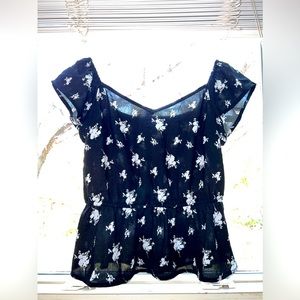 Brand:ABOUND
Sized:XS
Color:NAVY BLUE WITH FLORAL WHITE PRINT
Style:OFF SHOULDER